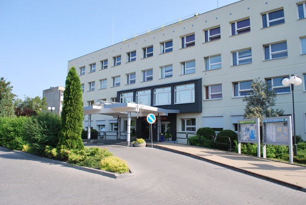 Zdjęcie przedstawia wejście do budynku Urzędu Gminy w Iławie