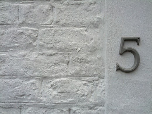 Numer domu na fasadzie budynku.