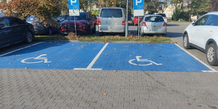 Miejsca parkingowe dla osób niepełnosprawnych przed budynkiem Urzędu.